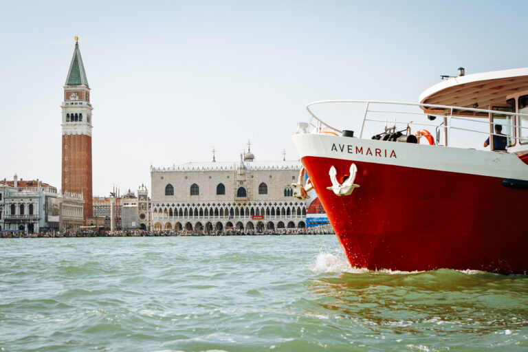 Blick auf den Markusdom und ein rotes Boot in Venedig, Italien