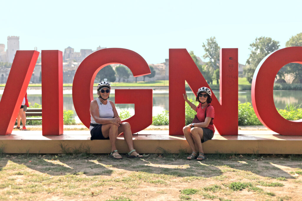 Erinnerungsfoto vor dem "Avignon" Schriftzug, Provence, Frankreich.