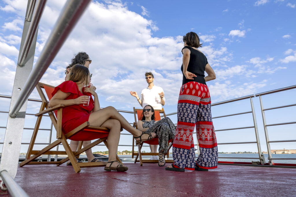Person sitzt und unterhält sich an Bord eines Kreuzfahrtschiffes